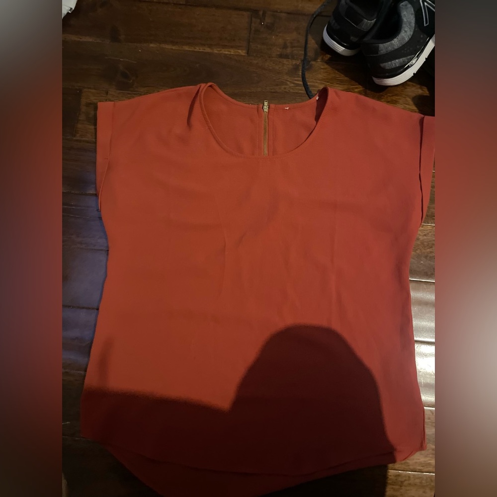 shirt sleeves zips in the back